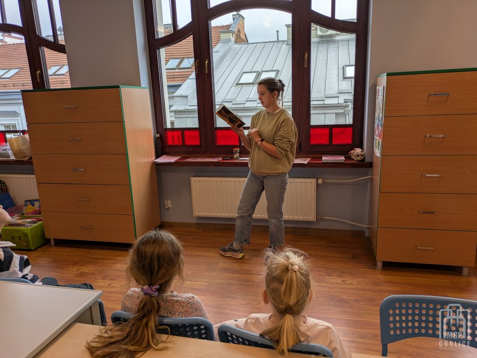 Biblioteka Gorlice, Mała książka Wielki człowiek Edukatorka czyta dzieciom fragment książki